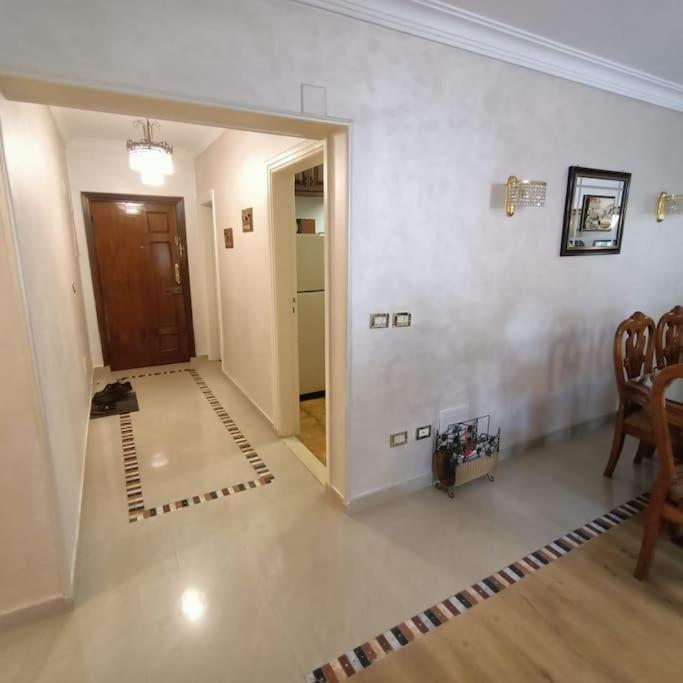 Lovely Furnished 2-bedroom With Balcony Appartement *
