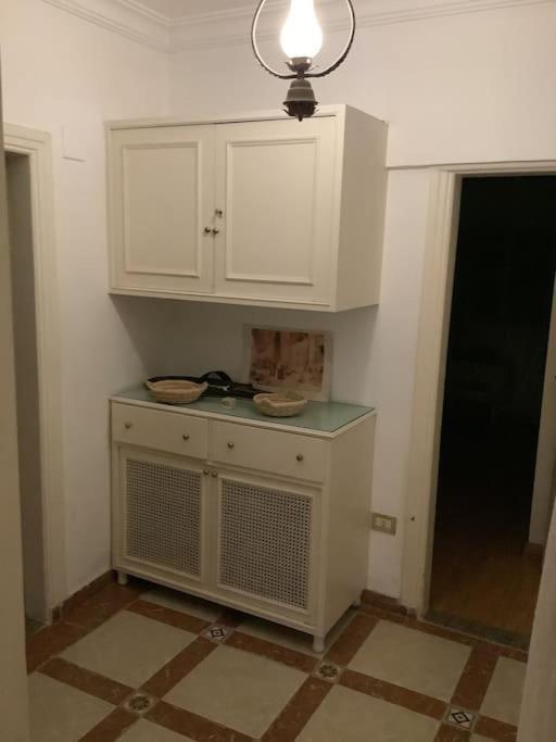 Lovely Furnished 2-bedroom With Balcony Appartement *