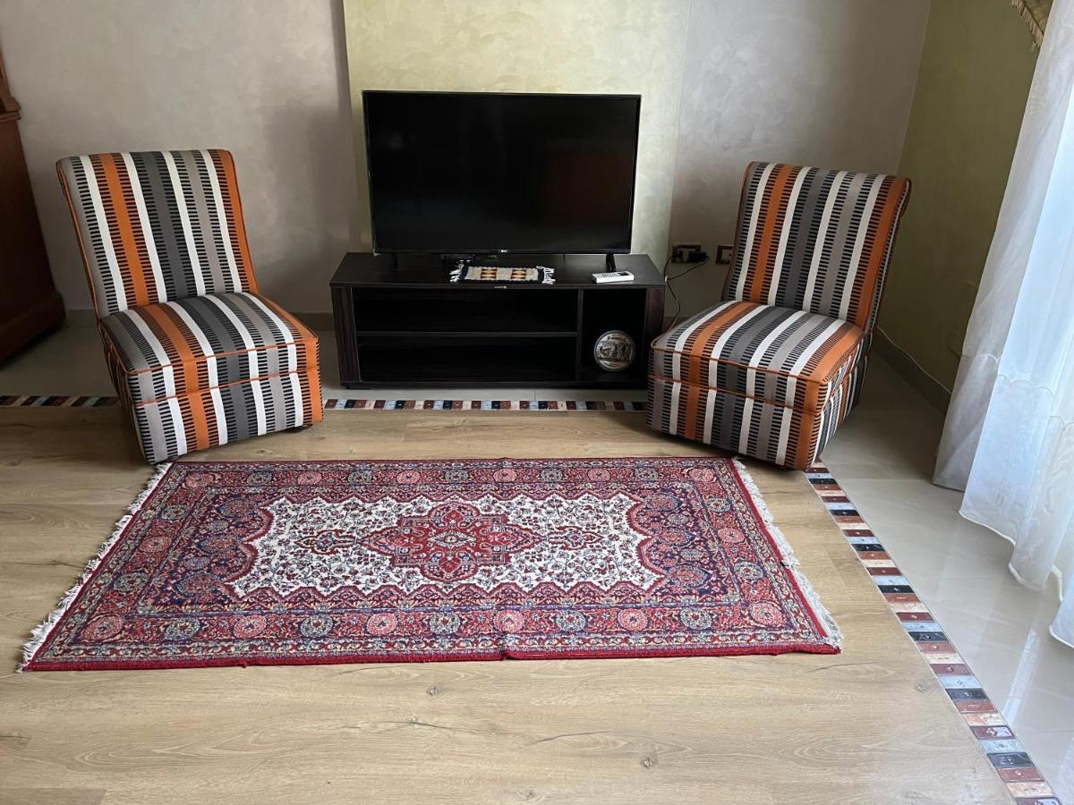 Lovely Furnished 2-bedroom With Balcony Appartement Le Caire