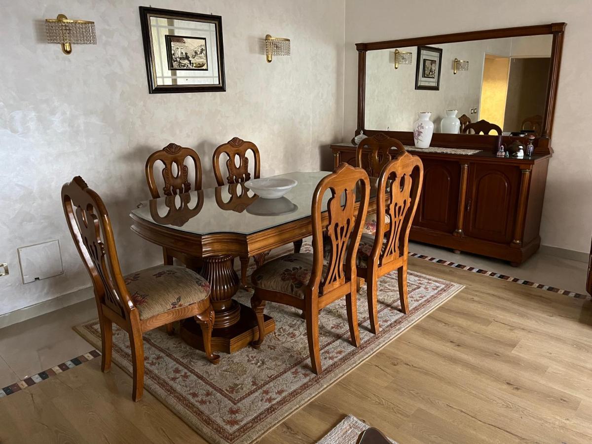 Lovely Furnished 2-bedroom With Balcony Appartement Le Caire