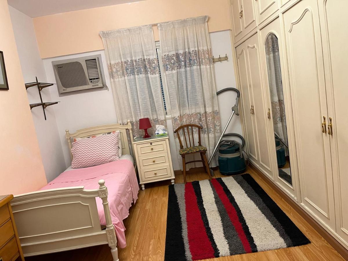 Lovely Furnished 2-bedroom With Balcony Appartement *